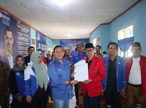 Ketfot: Ketua DPC PDI Perjuangan Ciamis H Nanang Permana menyerahkan berkas formulir pendaftaran Bacalon Bupati/Wakil Bupati Ciamis ke Ketua DPC Partai Demokrat Ciamis H Anjar Asmara Rabu (19/6/2024).