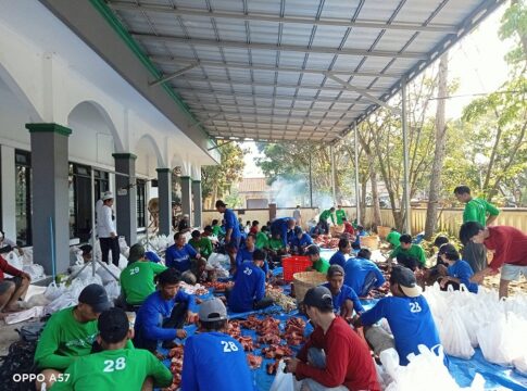 Ket foto : Para Jagal berjibaku mencincang daging hewan kurban di DKM Masjid At-Tajdid Balewiwitan Kota Tasikmalaya (fokusjabar/Seda)