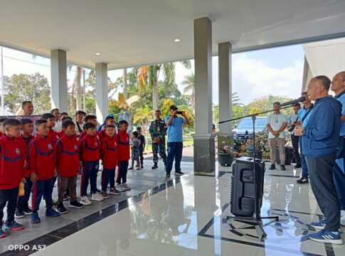 Ket foto : Plh. Walikota Tasikmalaya Asep Sukmana Bersama Danlanud Wiriadinata Tasikmalaya saat melepas SSB DK Private Ke Jakarta (fokusjabar/Seda)