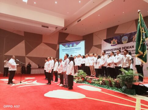 Ket foto : Pelantikan Pengurus Kadin Kota Tasikmalaya Periode 2021-2026, di Ballroom Hotel Grand Metro Tasikmalaya (fokusjabar/Seda)