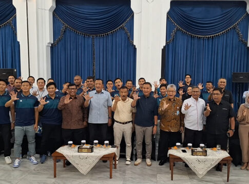 Penjabat (Pj) Gubernur Jawa Barat Bey Machmudin menyerahkan kadeudeuh kepada pemain Persib Bandung yang berhasil menjuarai kompetisi Liga 1 musim 2023-2024.