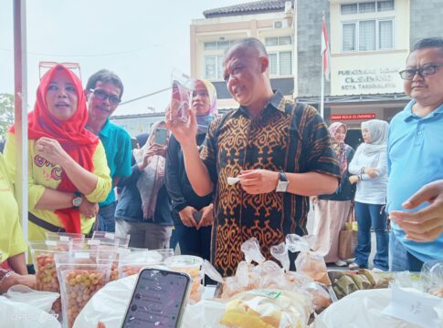 Ket foto : Plh.Walikota Sedang Melihat Produk Pangan Masyarakat di acara Wangsit di Kecamatan Cihideung (fokusjabar/Seda)