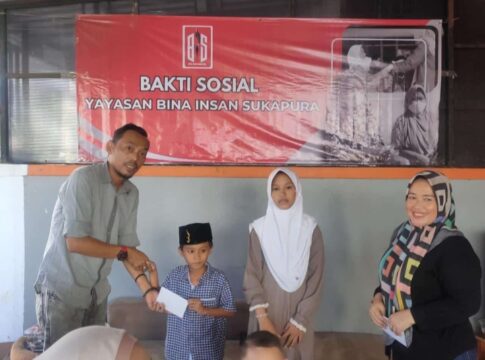 Ket foto : Ketua Yayasan BIS, bersama Anak Yatim saat santunan di Kantor Yayasan (fokusjabar/Seda)