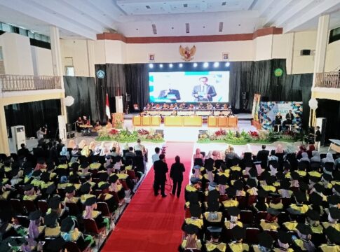 Ket foto : Prosesi Wisuda Mahasiswa Universitas Negeri Siliwangi (Unsil) Tasikmalaya di Gedung Mandala Kampus Unsil (fokusjabar/Seda)