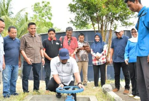 Caption: Sekda Kota Banjar saat uji pengaliran pipa Perumdam Tirta Anom