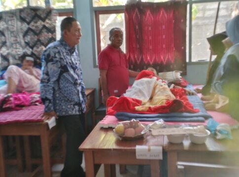 Caption: Wakil bupati Pangandaran, Ujang Endin Indrawan saat menengok korban dugaan keracunan di SMAN 1 Mangunjaya