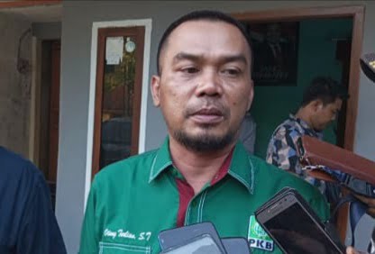 Caption: ketua DPC PKB Pangandaran, Otang Tarlian