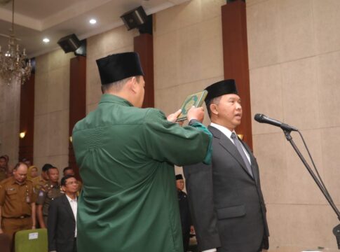 Ketfot: Pj Wali Kota Bandung, Bambang Tirtoyuliono menunjuk Inspektur Kota Bandung, Dharmawan sebagai Penjabat Sekretaris Daerah (Sekda) Kota Bandung di di Auditorium Balai Kota Bandung Jalan Wastukencana Jabar, Senin (1/7/2024) -Ist-