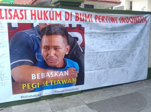 Sepanduk Dukungan Terhadap Pegi Setiawan Terbentang di Pengadilan Negri Bandung Jawa Barat Senin (1/7/2024)