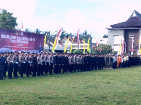 Caption: Upacara perayaan hari Bhayangkara di Alun-alun Parigi Pangandaran