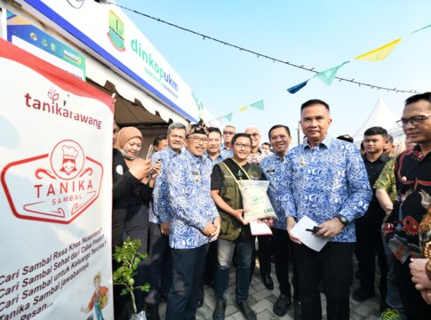 Caption: Penjabat Gubernur Jawa Barat Bey Machmudin menghadiri Peringatan Hari Koperasi Ke -77 Tingkat Provinsi Jabar sekaligus membuka Gelar Produk Koperasi di Lapangan Street Carnival Galuh Mas, Kabupaten Karawang.