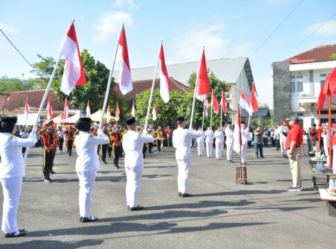 Caption: Seimbolis pembagian 10 ribu bendera merah putih