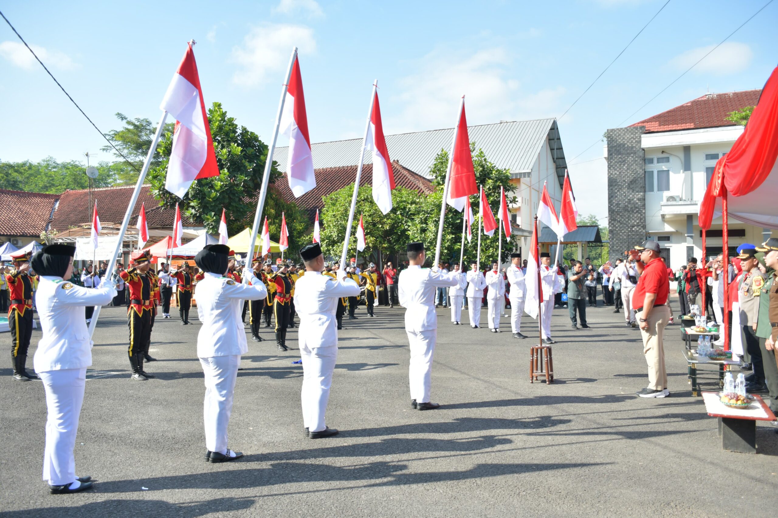 Caption: Seimbolis pembagian 10 ribu bendera merah putih