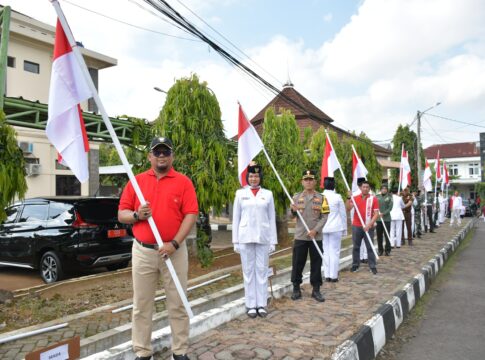 Caption: Pemerintah Kota Banjar mengibarkan bendera di halaman Perkantoran Purwaharja