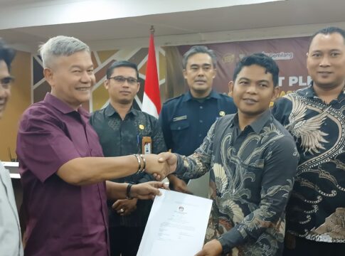 Caption: Akhmad Dimyati dan Alam Mbah Dukun Dinyatakan Lolos Verifikasi Administrasi untuk maju Pilkada Kota Banjar oleh Komisi Pemilihan Umum.