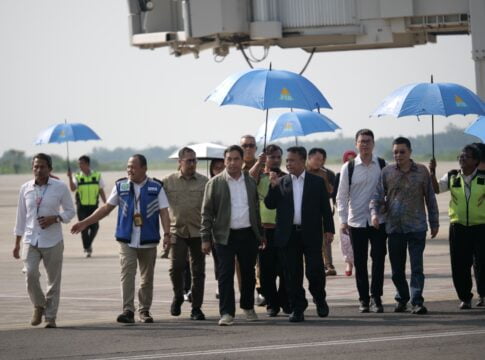 Kedatangan dua kloter terakhir berjumlah 765 orang, Mereka disambut oleh sejumlah pejabat, di antaranya Sekretaris Daerah, Herman Suryatman dan Direktur Utama PT BIJB yang juga selaku Kepala Badan Pendapatan Daerah (Bapenda) Jabar, Dedi Taufik. (Istimewa)