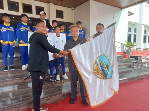 Ket foto : Plh. Walikota Tasikmalaya Asep Sukmana, saat melepas SSB Tasik Raya FC ke Kuala Lumpur Malaysia di Balekota Tasikmalaya (fokusjabar/Seda)