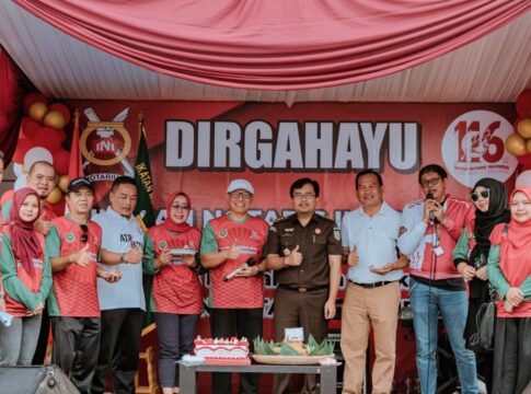 Ket foto : Foto bersama anggota INI Kota Tasikmalaya dengan mitra kerja strategis, sebelum pemotongan tumpang (fokusjabar /Seda)