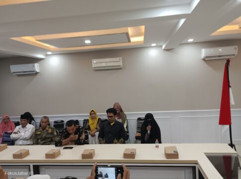 Keterangan foto: Siska Nur Azizah saat menyatakan ikrar kesetiaan kepada NKRI di Polres Ciamis (Fauza).