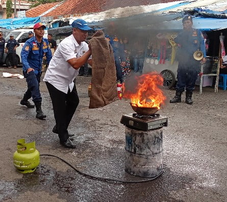 Ketpot: Suasana saat simulasi penangan dan pencegahan kebakaran di pasar Manis Ciamis