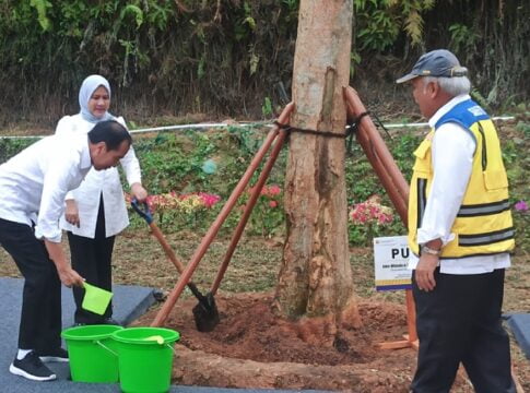 Presiden Jokowi beserta Ibu Iriana Joko Widodo menyiram pohon kayu hutan, disaksikan Menteri PUPR, Basuki