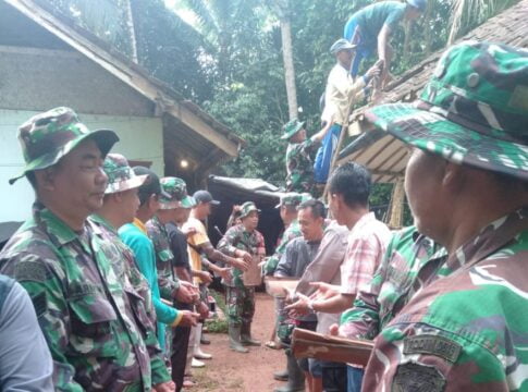 Ketpot: Personel Kodim 0613/Ciamis bergotong royong bersama warga dalam merehab rumah tidak layak huni milik warga Desa Ciparigi Sukadana Ciamis