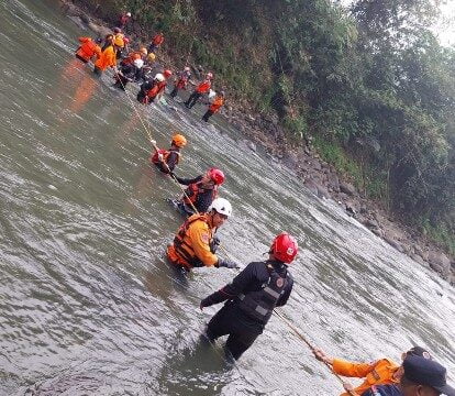 Ketpot: Team gabungan saat mengevakuasi mayat di Sungai Citanduy di bawah jembatan Cirahong