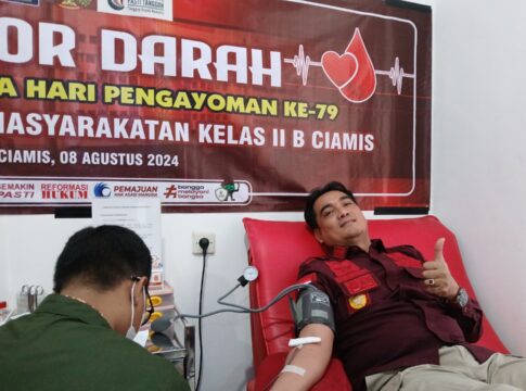 Ketpot: Kalapas Kelas IIB Ciamis Beni Nurrohman saat melaksanakan donor darah