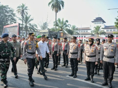 Penjabat Gubernur Jawa Barat Bey Machmudin menghadiri Apel Gelar Pasukan Operasi Mantap Praja Lodaya 2024 Dalam Rangka Pengamanan Pemilihan Gubernur/Wakil Gubernur Tahun 2024 di Wilayah Hukum Polda Jawa Barat di Jalan Diponegoro, depan Gedung Sate, Kota Bandung, Selasa (20/8/2024).(Foto: Biro Adpim Jabar)