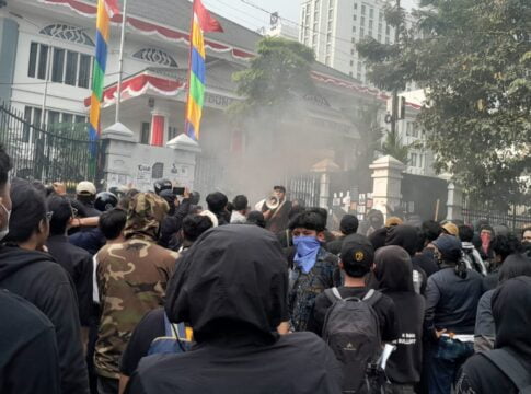 Ketfot: Ribuan massa gelar aksi unjuk rasa tolak Revisi Undang-Udang (RUU) Pilkada mulai memanas di depan gedung DPRD Jawa Barat Jalan Diponegoro Kota Bandung Jawa Barat Kamis (22/8/2024)