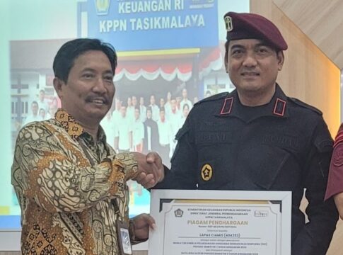 Ketpot : Kepala Lapas Kelas IIB Ciamis saat menerima penghargaan yang diberikan Kepala KPPN Tasikmalaya Zaenal Abidin