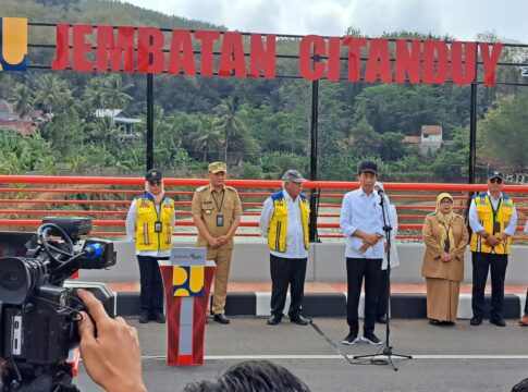 Caption: Jokowi Resmikan 16 Jembatan Callender Hemilton dan 22 Ruas Jalan di Jabar.