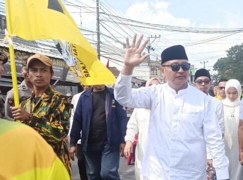 Pasangan bakal calon bupati dan wakill bupati Tasikmalaya Iwan-Dede mendaftar ke KPU Kabupaten Tasikmalaya.