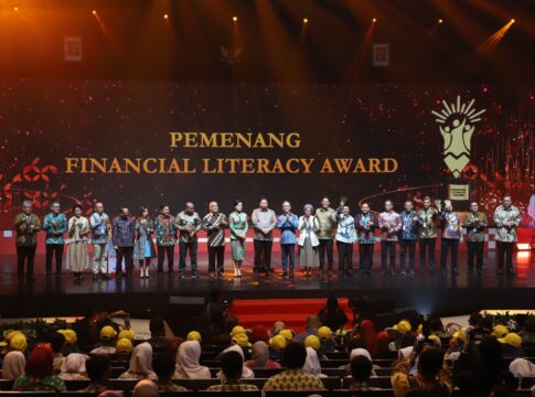 Konsisten Edukasi Keuangan Generasi Muda, bjb Raih Duah Dua Penghargaan Financial Literacy Award dari OJK