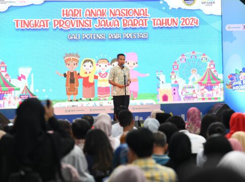 caption - Pj Gubernur Jabar Bey Machmudin bersama Bunda Forum Anak Daerah (FAD) Jabar Amanda Soemedi menghadiri Puncak Peringatan Hari Anak Nasional Tingkat Provinsi Jawa Barat Tahun 2024 di Gedung Sate, Jum'at (2/8/2024).