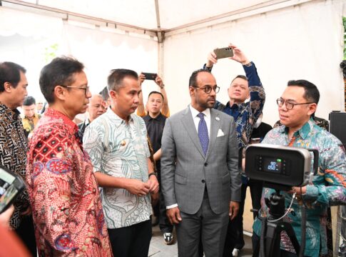 Caption Penjabat Gubernur Jabar Bey Machmudin menghadiri Kampanye Tuberkulosis dan Peluncuran Portable X-Ray bersama Menteri Kesehatan RI di Gedung Sate Bandung, Jumat (2/8/2024).