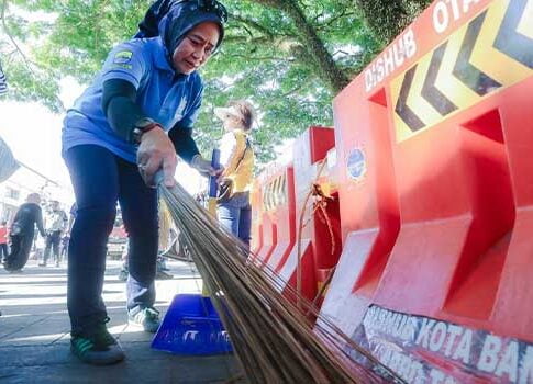 Warga bebersih kota bandung