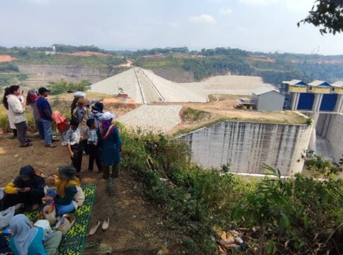 Caption: Baru Diresmikan Jokowi, Bendungan Leuwikeris Jadi Tempat Wisata Dadakan.