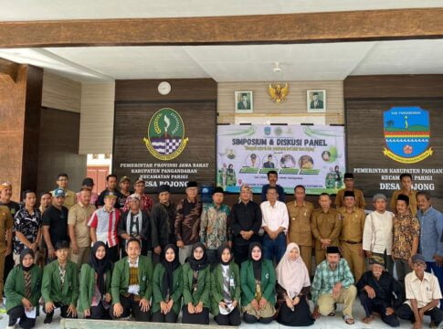 Poto: Mahasiswa KKN Litera Kelompok-04 STITNU Al-Farabi Pangandaran bersama masyarakat desa Bojong