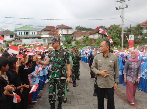 Ket foto : Pj Sekda Kota Tasikmalaya bersama Dandim 0712/Tasikmalaya, saat pembukaan BSMSS di Cibeureum Tasikmalaya (fokusjabar/Seda)