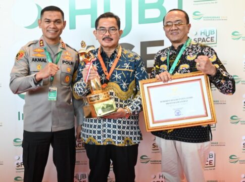 Ketpot : Kapolres Ciamis AKBP.Akmal (Kiri) Pj Bupati Ciamis Engkus Sutisna (Tengah) Kadishub Dadang Mulyatna (Kanan) saat menerima anugerah WTN