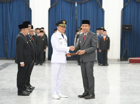 Ketfot: Penjabat (PJ) Gubernur Jawa Barat, Bey Machmudin resmi melantik Penjabat Wali Kota Bandung, A. Koswara menggantikan Bambang Tirtoyuliono pada Jumat (20/9/2024).