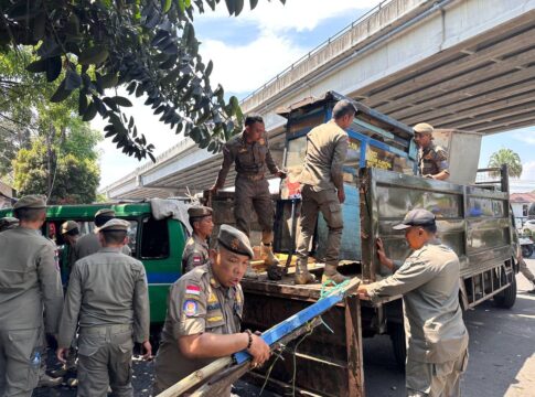 Ketfot: Satuan Polisi Pamong Praja (Satpol PP) Kota Bandung menertibkan sejumlah PKL dan bangunan liar di kawasan Terminal Leuwipanjang, di Jalan Soekarno Hatta Kecamatan Bojongloa Kidul Kota Bandung Jabar Kamis (26/9/2024)