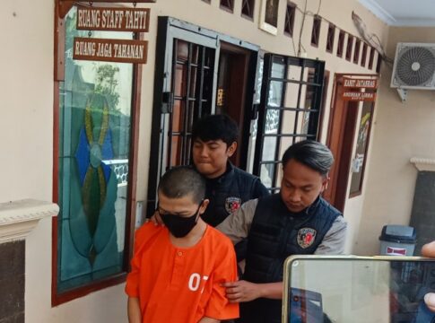 Ketpot: Tersangka Judol saat digiring petugas Polisi di Mapolres Ciamis