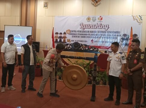 Poto: Sosialisasi, Bahaya Politik Uang, ketua Bawaslu Pangandaran, Iwan Setiawan saat membuka acara launching sentra penegakan hukum di hotel Horison