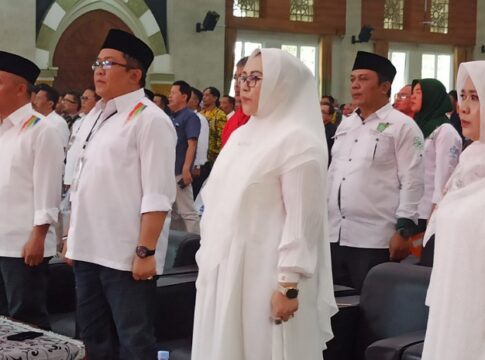 Pasangan calon bupati dan wakill bupati Tasikmalaya nomor urut 3, Ade Sugianto dan Iip Miptahul Paoz beserta istri pada acara deklarasi Pilkada 2024 Damai.