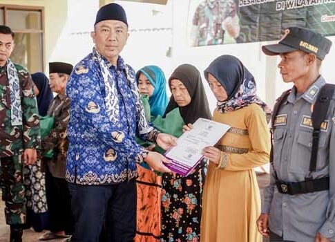 Ketpot: Sekda Kabupaten Ciamis Andang Firman saat menyerahkan Adminduk di Desa Lumbubgsari