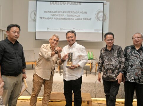 Caption: Sekretaris Daerah Provinsi Jawa Barat Herman Suryatman menjadi narasumber pada acara dialog publik dengan tema “Menakar Relasi Perdagangan Indonesia – Tiongkok terhadap Perekonomian Jawa Barat” di Hafa Warehouse,  Kota Bandung, Rabu (31/07/2024).(Foto: Biro Adpim Jabar)