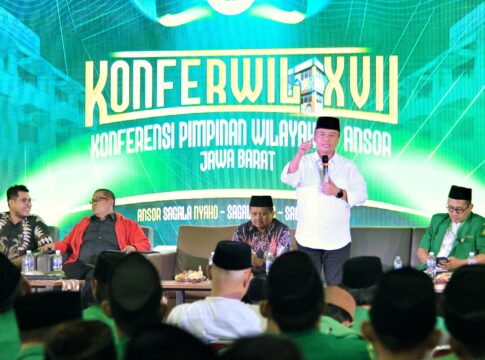 Caption: Sekretaris Daerah Provinsi Jawa Barat Herman Suryatman menjadi pembicara pada Dialog Kebangsaan dalam rangkaian kegiatan Konferensi Wilayah XVII Gerakan Pemuda (GP) Ansor Jabar di UPT Asrama Haji Kota Bekasi, Selasa (6/8/2024).(Foto: Biro Adpim Jabar)