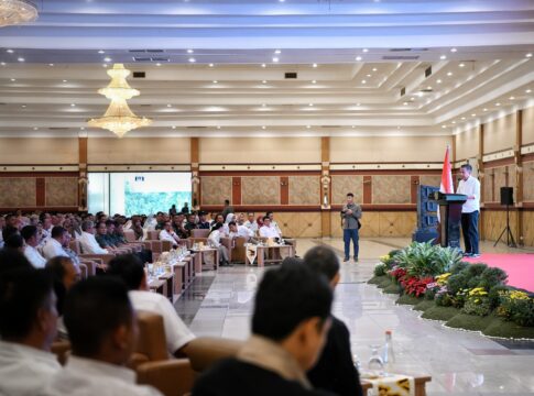 Caption: Penjabat Gubernur Jawa Barat Bey Machmudin memberikan sambutan pada acara kunjungan kerja Wakil Menteri Pertanian RI dalam rangka pelaksanaan program Pembangunan Pertanian Jawa Barat di Graha Manggala Siliwangi, Kota Bandung, Rabu (7/8/2024).(Foto: Biro Adpim Jabar)